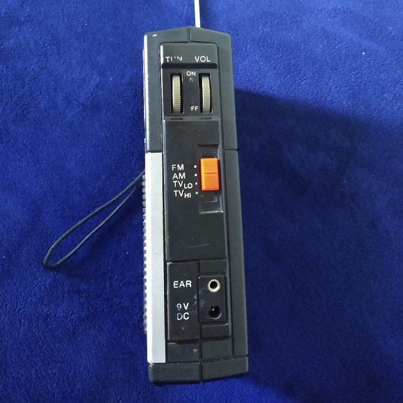 Vintage GE Handheld Radio w/TV Sound - Picture 10 of 11